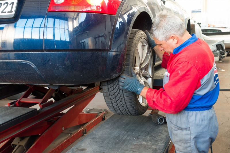 vente-HYERES-min_auto_repair_repair_lift_auto_mechanic_work_clothes_master_professional_man_of_the_fold-685629