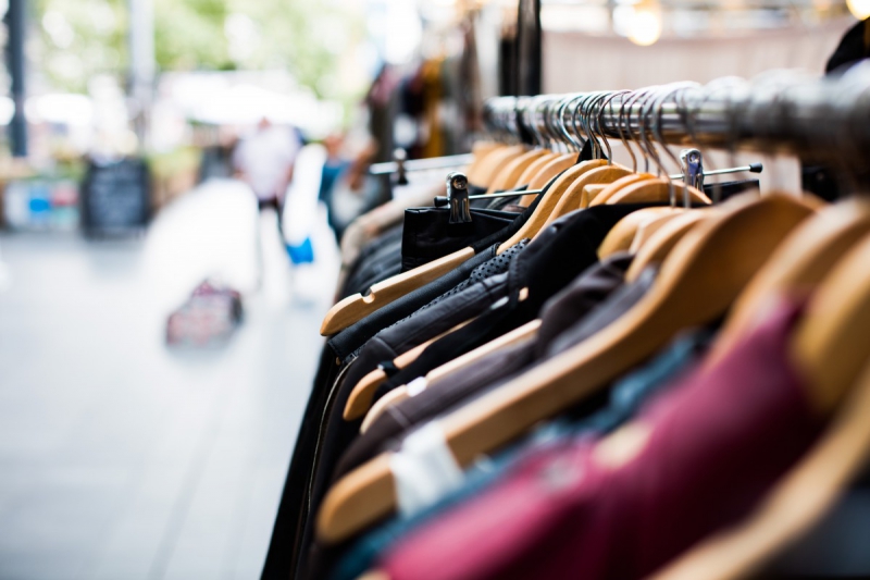 vente-HYERES-min_blur_close_up_focus_hanger_jacket_market_people_rack-1176303