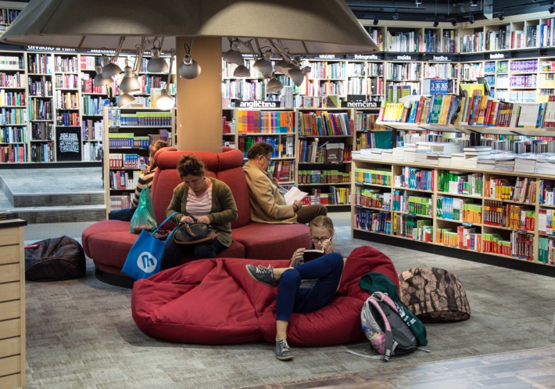 vente-HYERES-min_books_bookstore_book_reader_readers_reading_shop_sale_books-849006