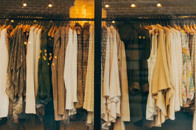 vente-HYERES-min_clothe_fashion_store_shop_window_store_front-21277
