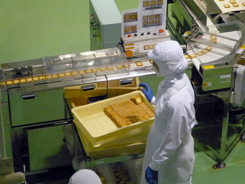 vente-HYERES-min_japan_sapporo_chocolate_factory_label_packaging_cookie_machine_operator-961505