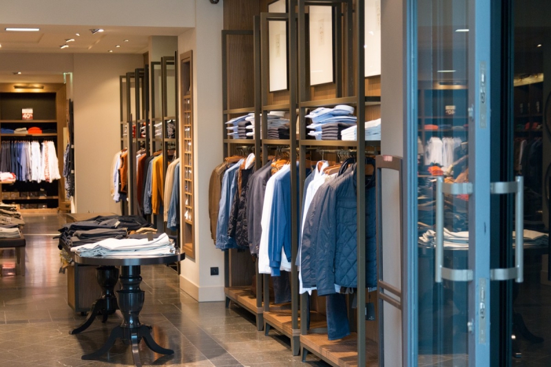 vente-HYERES-min_shop_clothes_clothing_shopping_mall_shopping_kielce_crown_poland-862477