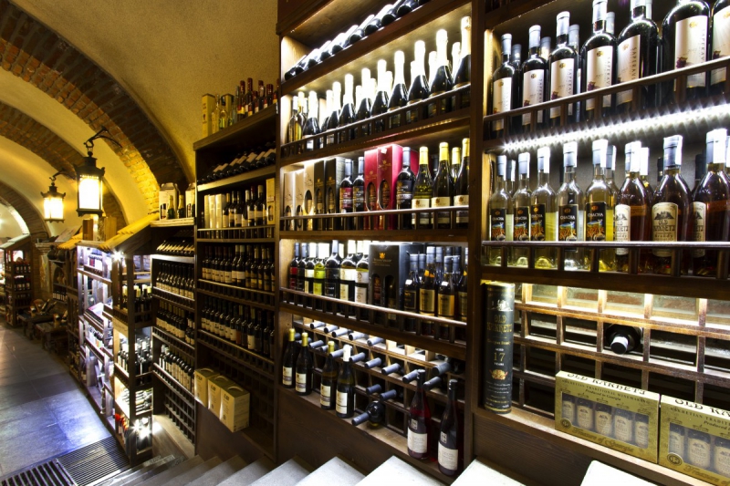 vente-HYERES-min_world_street_travel_shop_canon_georgia_wine_bottles-429767
